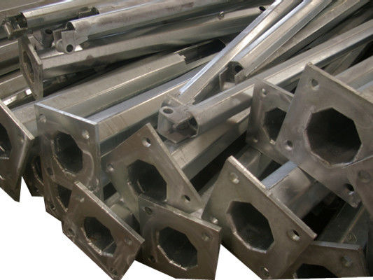 10m15m 20m Polygon chiếu sáng ngoài trời cực, ánh sáng đường phố cực năng lượng mặt trời mạ kẽm thép