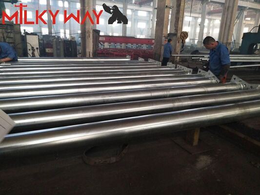 Cột điện thép hình tám chiều bền với chiều dài từ 35FT đến 90FT và kết thúc bitumen bảo vệ cho đường truyền