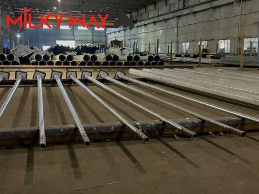 Cột điện thép hình tám chiều bền với chiều dài từ 35FT đến 90FT và kết thúc bitumen bảo vệ cho đường truyền